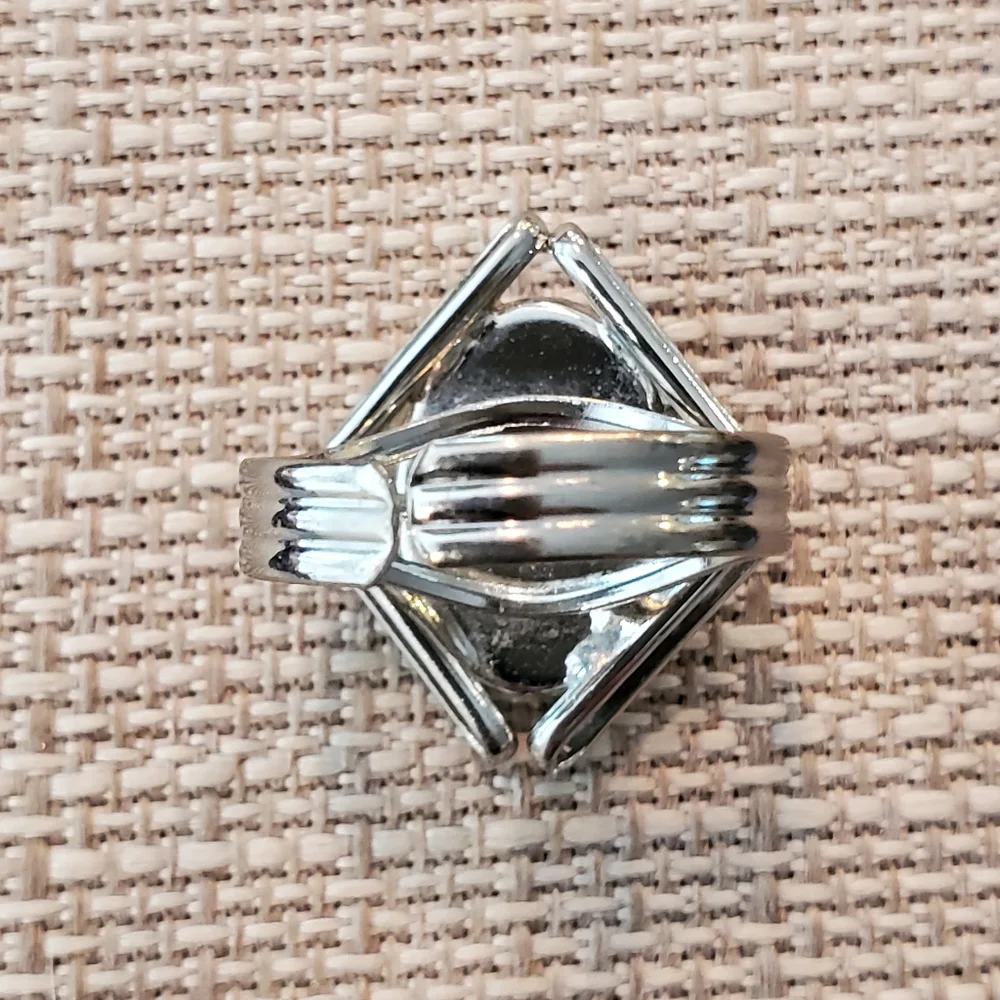 Adjustable silvertone & shell fragment ring